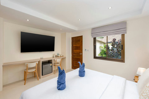 Spacious Bedroom with Decorative Art - Bankun Koh Samui Holiday Rental
