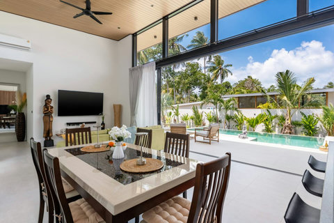 Dine poolside as the tropical breeze flows around you and garden views frame every meal.