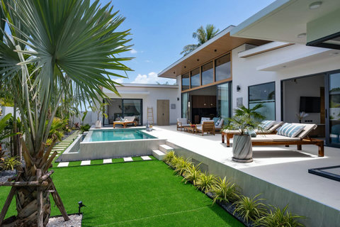 Bright open-plan living and dining area with high ceilings at Villa Solunara, Koh Samui Thailand