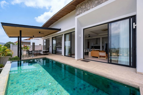Infinity pool with breathtaking ocean and mountain views from Villa Ombra, Koh Samui rental