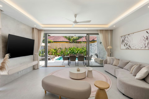 Sink into the curve of soft seating as natural light floods through glass doors. You can watch the pool from every angle.