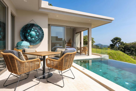 Outdoor dining with panoramic seaview