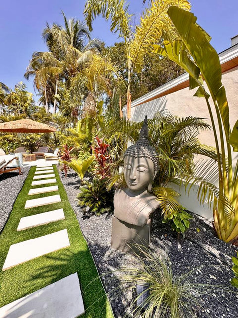Garden statue and tropical pathway at Villa Amala – Balinese accents in your Koh Samui pool villa.