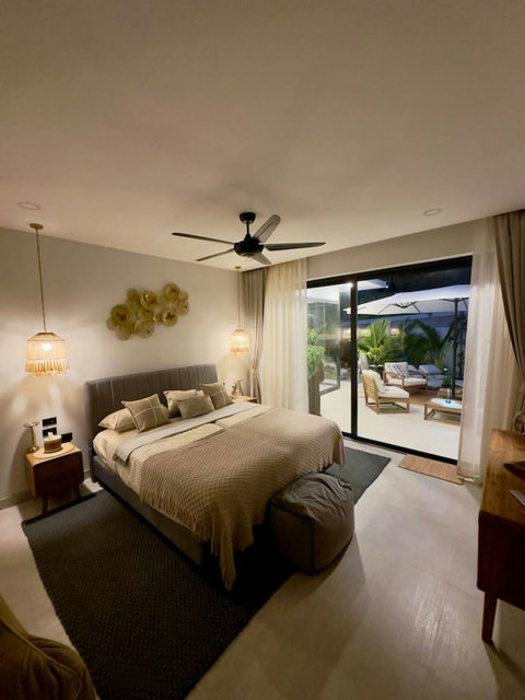 Master bedroom with king bed and pool view – Villa Amala 3BR pool villa Mae Nam, Koh Samui.