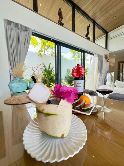 Welcome details at Villa Amala – fresh fruit, wine and tropical flowers for guests of this Koh Samui pool villa.