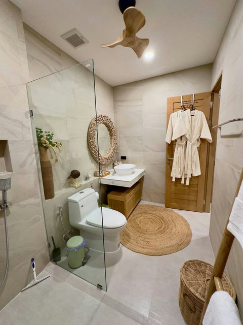 Modern bathroom with vanity and walk-in shower – Villa Amala 3BR pool villa Koh Samui.