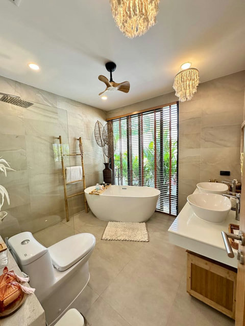 Standalone bath with tropical view – Villa Amala bathroom in your 3BR Koh Samui pool villa.
