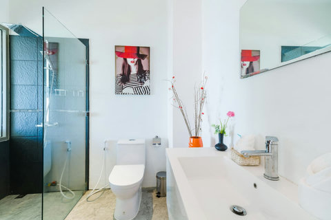 Bathroom N°3 Contemporary and spacious ensuite bathroom with minimalist design, bright lighting, and premium amenities