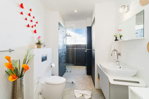 Bathroom N°2 Sleek ensuite bathroom with modern fixtures, clean design, and a bright, refreshing atmosphere