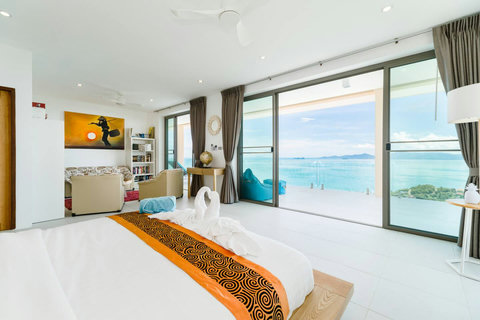 An exclusive lounge corner inside the Master Bedroom, offering a cozy sitting space with a direct window to the ocean