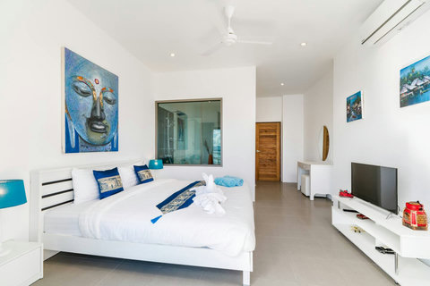 Room N°3 Cozy and minimalist bedroom (Room 3) with crisp white linens, beautiful art pieces, and a serene ambiance