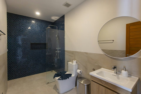 En-Suite 2