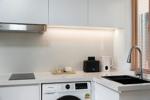 Cook up your own breakfast or favourite meals in this modern kitchenette. Whip up smoothies or snacks whenever you like.