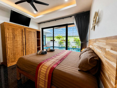 Quiet second bedroom perfect for kids or a traveling companion, with its own air conditioning.