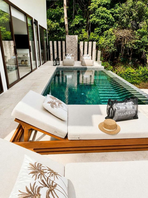 “Open‑plan living area with floor‑to‑ceiling glass and uninterrupted views over the Gulf of Thailand”