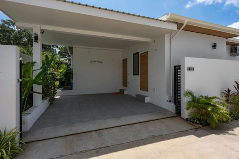 Covered driveway and entrance to Villa Tom