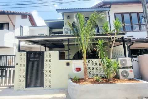Step into a well-maintained tropical setting with plenty of outdoor space