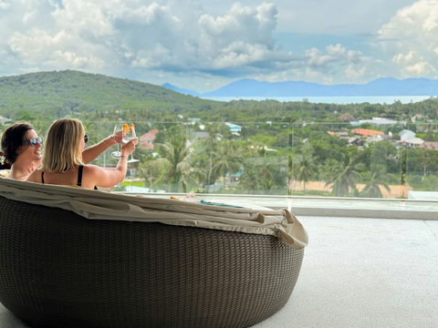 Private terrace with panoramic palm-tree views, ideal for sunset drinks and peaceful mornings.