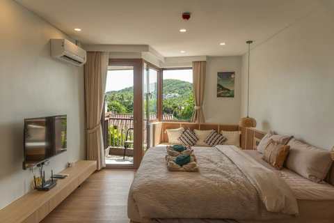 Studio living space with Smart TV, air conditioning and a private balcony in Chaweng