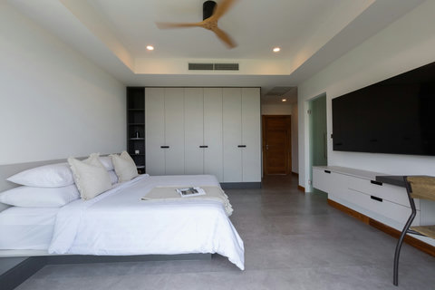 Grand Bedroom Storage
