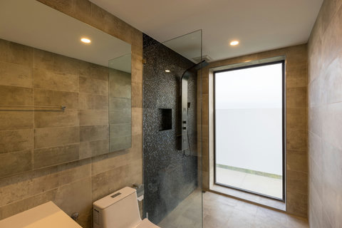 Grand Bedroom Bathroom 1