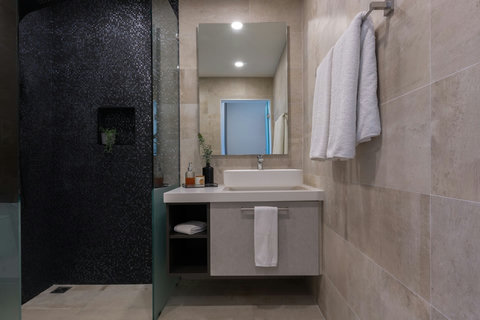 Deluxe Bedroom Bathroom