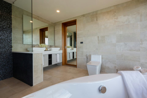Master Bedroom Bathroom 3