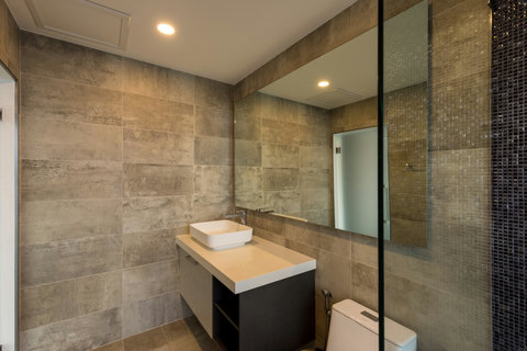 Grand Bedroom Bathroom 2