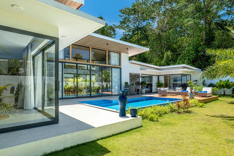 Full daytime view of Villa Venus showing the seamless open-plan luxury layout.