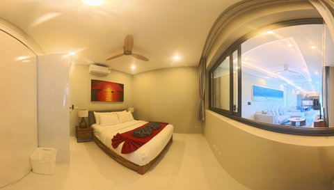 A welcoming double bedoom with air conditioning and a ceiling fan for your comfort