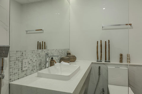 Double basin vanity with mosaic splashback