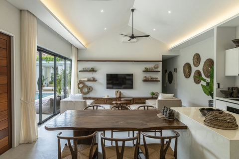 High vaulted ceiling living room with ceiling fan
