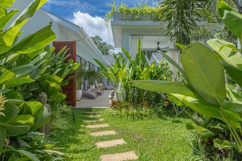 Green tropical courtyard between the villa wings