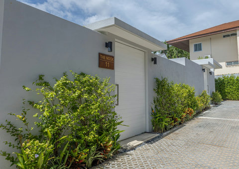 Garden path to the villa entrance