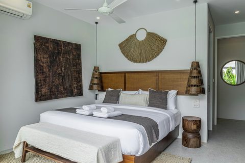 King bedroom with woven rattan headboard
