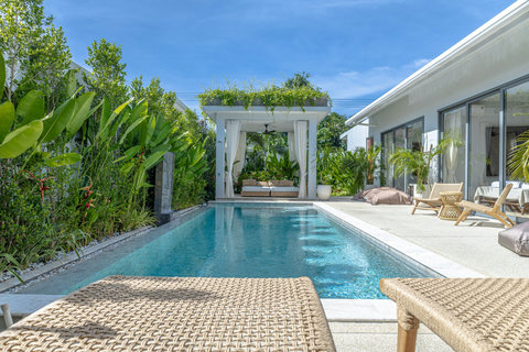 Pool with cabana, seen from the loungers