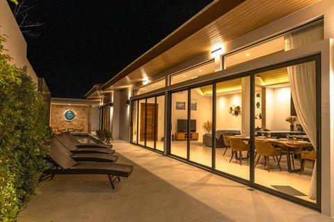 As daylight fades, warm lights bring the terrace to life. The perfect setting for an evening drink.