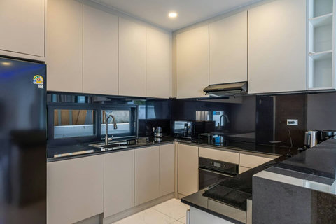 Fully equipped modern kitchen with plenty of storage and preparation space.