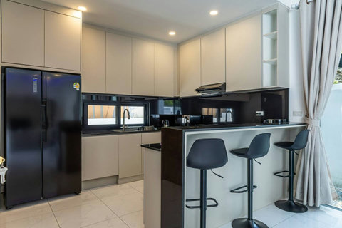 Modern kitchen with breakfast bar, perfect for casual meals and morning coffee.