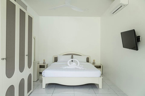 pacious air-conditioned bedroom with wardrobe, TV and comfortable