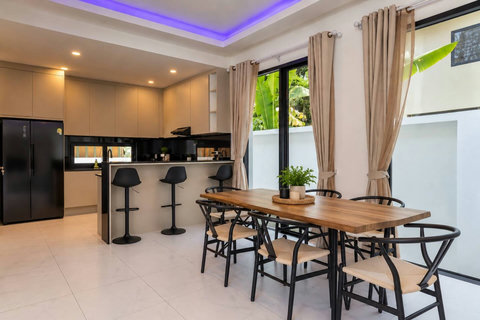 Bright dining area next to the modern kitchen, perfect for relaxed meals together.