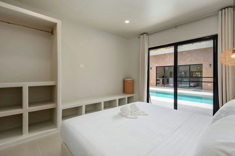 A second full bathroom ensures everyone in your group has space and privacy.