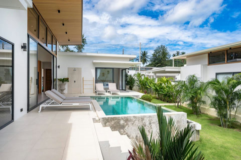 Villa exterior with tropical garden lawn, infinity pool and modern architecture - Green Garden Villa Sawasdee Pool Villas