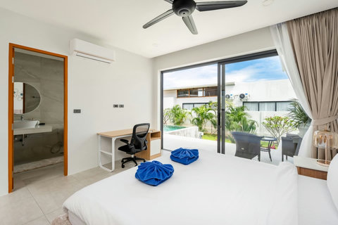 Spacious bedroom with ensuite bathroom and private garden terrace - luxury Green Garden Villa Bophut