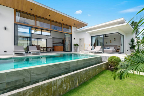 Stunning pool with cascading infinity edge and modern villa architecture - Green Garden Villa Bophut