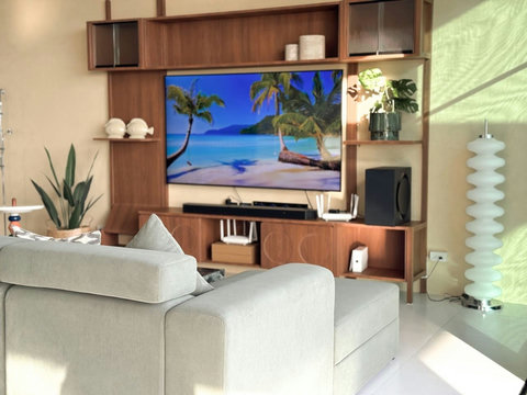 Spacious living room with comfortable seating, Smart TV and a relaxed tropical atmosphere.