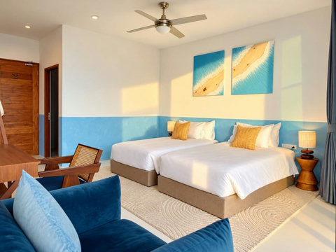 Spacious twin bedroom with seating area, modern comfort and plenty of natural