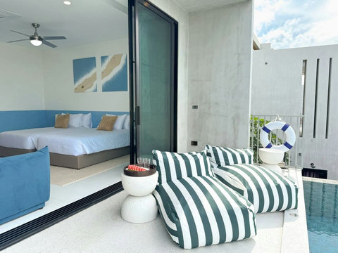 Poolside relaxation area with direct access to the bedroom and infinity pool
