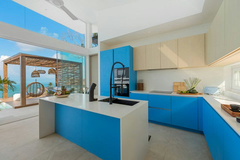 Fully equipped kitchen with gas cooktop and island