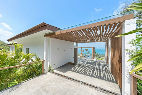 Covered entry walkway, the sea framed ahead
